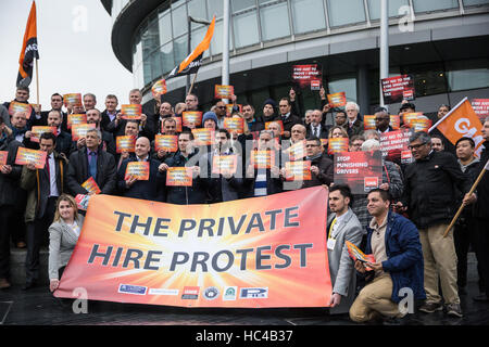 Londra, Regno Unito. 8 dicembre, 2016. Noleggio privato i conducenti di veicoli appartenenti a GMB sindacato protesta al di fuori del Municipio contro il nuovo trasporto per Londra test di lingua inglese requisiti. La loro protesta anche incluso un lobby del London Assembly commissione trasporti. Credito: Mark Kerrison/Alamy Live News Foto Stock