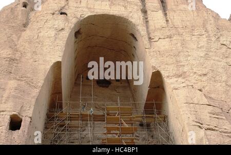 Bamyan, Afghanistan. 6 dicembre, 2016. Afghan gli uomini lavorano per consolidare il 53-metro rovinato Buddha e impedire ulteriore sfaldamento in provincia di Bamyan, Afghanistan, 6 dicembre 2016. Sia la 53-metro e 35-metro di altezza Buddha scolpita nel quarto e quinto secoli dai devoti nel lato di una rupe nella Valle di Bamyan erano di vandalismo da militanti talebani nel marzo 2001, portando ad aspre critiche e forti opposizioni da entrambe le afghane e la comunità internazionale. © Jawid Omid/Xinhua/Alamy Live News Foto Stock