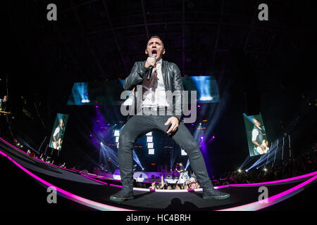 Torino, Italia. 07 dicembre 2016. La Italian pop-rock band MODA' esegue dal vivo sul palco a PalaAlpitour durante la 'passione Maledetta - Palasport 2016 Tour' Credito: Rodolfo Sassano/Alamy Live News Foto Stock