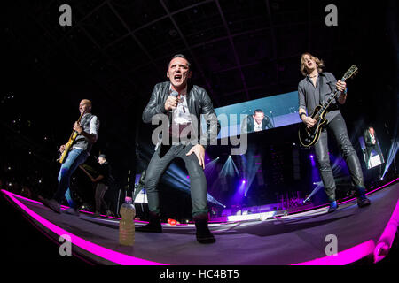 Torino, Italia. 07 dicembre 2016. La Italian pop-rock band MODA' esegue dal vivo sul palco a PalaAlpitour durante la 'passione Maledetta - Palasport 2016 Tour' Credito: Rodolfo Sassano/Alamy Live News Foto Stock