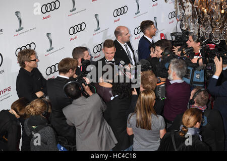 Monaco di Baviera, Germania. 07Th Dec, 2016. Calcio tedesco giocatore Joshua Kimmich parla ai giornalisti durante la generazione di Audi Awards cerimonia di premiazione che si terrà a Monaco di Baviera, Germania, 07 dicembre 2016. Foto: Felix Hörhager/dpa/Alamy Live News Foto Stock