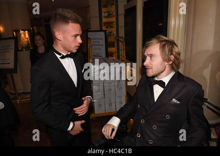 Monaco di Baviera, Germania. 07Th Dec, 2016. Calcio tedesco giocatore Joshua Kimmich (L), vincitore di categoria sport e attore Samuel Koch alla generazione di Audi Awards cerimonia di premiazione che si terrà a Monaco di Baviera, Germania, 07 dicembre 2016. Foto: Felix Hörhager/dpa/Alamy Live News Foto Stock