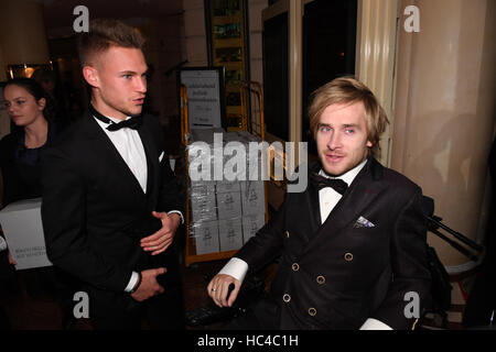 Monaco di Baviera, Germania. 07Th Dec, 2016. Calcio tedesco giocatore Kimmich Giosuè, vincitore di categoria sport, con l'attore Samuel Koch alla generazione di Audi Awards cerimonia di premiazione che si terrà a Monaco di Baviera, Germania, 07 dicembre 2016. Foto: Felix Hörhager/dpa/Alamy Live News Foto Stock