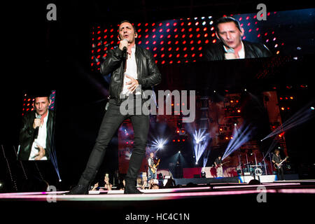 Torino, Italia. 07 dicembre 2016. La Italian pop-rock band MODA' esegue dal vivo sul palco a PalaAlpitour durante la 'passione Maledetta - Palasport 2016 Tour' Credito: Rodolfo Sassano/Alamy Live News Foto Stock