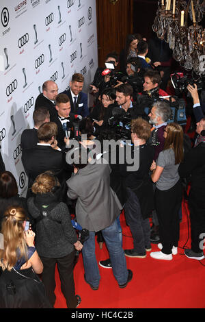 Monaco di Baviera, Germania. 07Th Dec, 2016. Calcio tedesco giocatore Kimmich Giosuè, vincitore di categoria sport, dà interviste presso la generazione di Audi Awards cerimonia di premiazione che si terrà a Monaco di Baviera, Germania, 07 dicembre 2016. Foto: Felix Hörhager/dpa/Alamy Live News Foto Stock