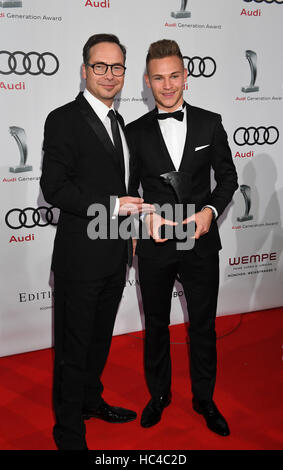 Monaco di Baviera, Germania. 07Th Dec, 2016. Laudator Matthias Opdenhoevel (L) e calcio tedesco giocatore Kimmich Giosuè, vincitore di categoria sport, alla generazione di Audi Awards cerimonia di premiazione che si terrà a Monaco di Baviera, Germania, 07 dicembre 2016. Foto: Felix Hörhager/dpa/Alamy Live News Foto Stock