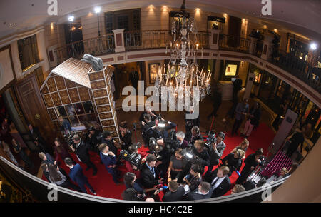 Monaco di Baviera, Germania. 07Th Dec, 2016. Calcio tedesco giocatore Joshua Kimmich parla ai giornalisti durante la generazione di Audi Awards cerimonia di premiazione che si terrà a Monaco di Baviera, Germania, 07 dicembre 2016. Foto: Felix Hörhager/dpa/Alamy Live News Foto Stock