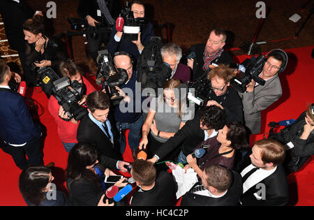 Monaco di Baviera, Germania. 07Th Dec, 2016. Calcio tedesco giocatore Joshua Kimmich parla ai giornalisti durante la generazione di Audi Awards cerimonia di premiazione che si terrà a Monaco di Baviera, Germania, 07 dicembre 2016. Foto: Felix Hörhager/dpa/Alamy Live News Foto Stock