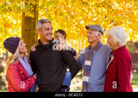 Felice multi-generazione famiglia permanente al park Foto Stock