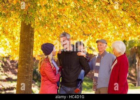 Multi-generazione famiglia godendo al park Foto Stock