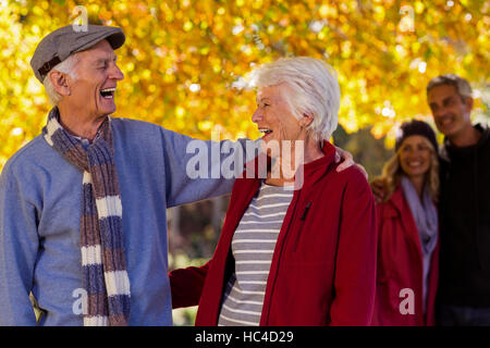 Felice coppia senior presso il Park durante l'autunno Foto Stock
