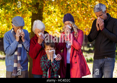 Famiglia di malati soffia il naso in posizione di parcheggio Foto Stock