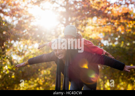 Giocoso padre figlia porta sul retro in posizione di parcheggio Foto Stock