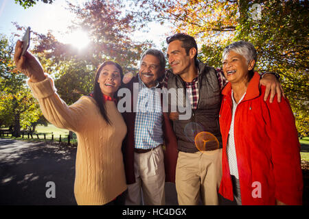 La famiglia felice tenendo selfie Foto Stock