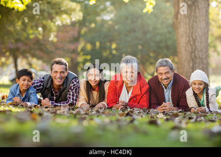 Ritratto di famiglia che giace sulla parte anteriore in posizione di parcheggio Foto Stock