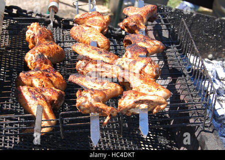 Marinate, fritti con una croccante crosta dorata frittura di ali di pollo alla griglia. Foto Stock