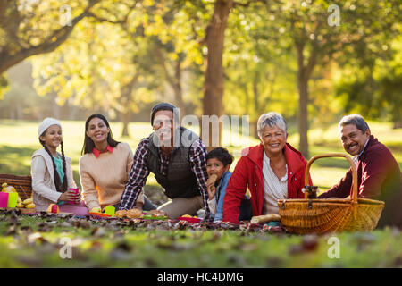 Ritratto di gioiosa famiglia al park Foto Stock