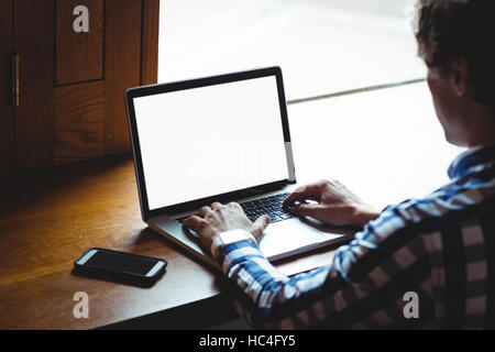Studente utilizzando laptop in college Foto Stock