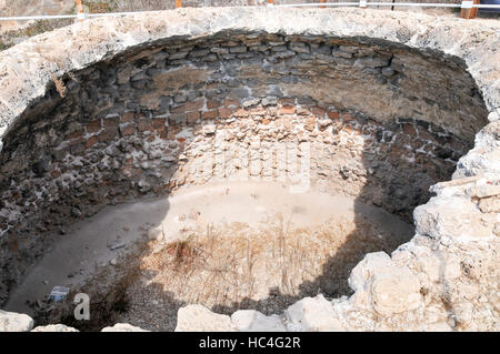 Israele Herzelia, un ottomano calce-forno utilizzato per la produzione di calce spenta nei resti della vecchia fortezza di Apollonia, AKA Arsuf Apollonia è un Foto Stock