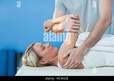 La donna riceve lo spallamento terapia dal fisioterapista Foto Stock
