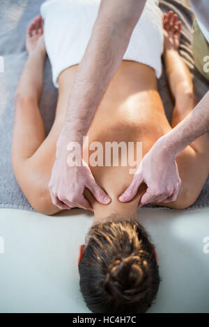 Fisioterapista dando la terapia fisica per il collo di un paziente di sesso femminile Foto Stock