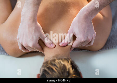 Fisioterapista dando la terapia fisica per il collo di un paziente di sesso femminile Foto Stock