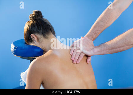 Fisioterapista dando massaggio della spalla di un paziente di sesso femminile Foto Stock