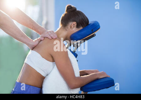 Fisioterapista dando massaggio della spalla di un paziente di sesso femminile Foto Stock