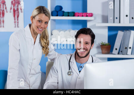 Fisioterapisti sorridente in clinica Foto Stock