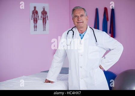Ritratto di fisioterapista in piedi con le mani sui hip Foto Stock