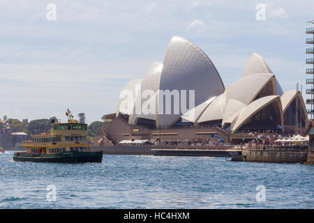 Il traghetto Manly passando la Opera House di Sydney Harbour, Australia Foto Stock