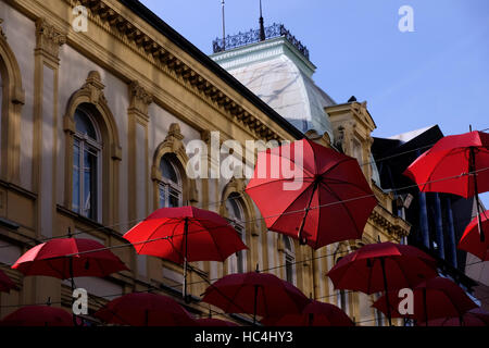 Red ombrelloni sono sospese al di sopra di via Knez Mihailova Street o Prince Michael Street, correttamente Kneza Mihaila la principale strada pedonale e la zona dello shopping nella città di Belgrado capitale della Repubblica di Serbia Foto Stock