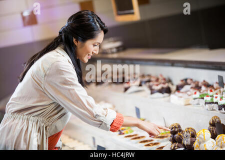 Donna felice la selezione di dessert Foto Stock