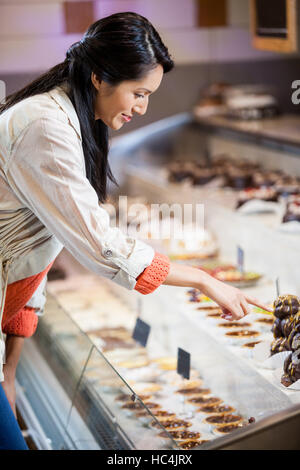 Donna felice la selezione di dessert Foto Stock