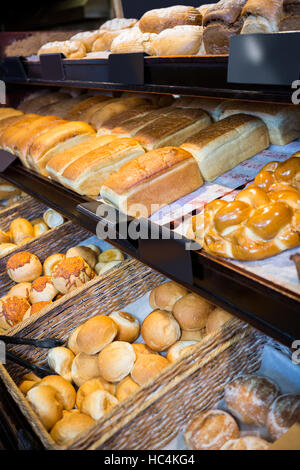 Close-up di vari tipi di pane sul display del contatore Foto Stock