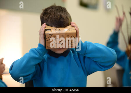 Un bambino con una realtà virtuale viewer a scuola. Foto Stock