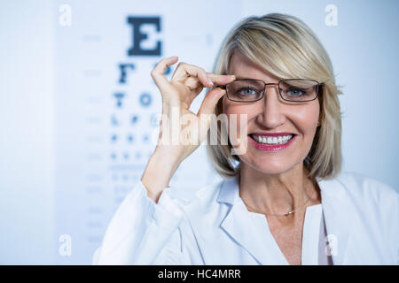 Donna sorridente all'ottico optometrista indossa occhiali Foto Stock