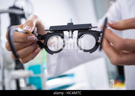 All'ottico optometrista holding messbrille Foto Stock