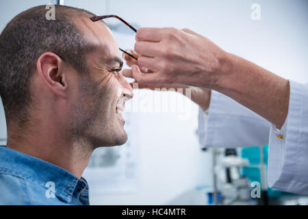 All'ottico optometrista femmina la prescrizione di occhiali per il paziente Foto Stock