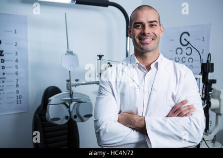 Ritratto di maschio all'ottico optometrista con le braccia incrociate Foto Stock