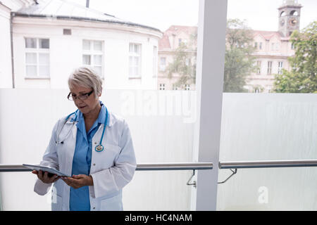 Medico utilizzando digitale compressa in corridoio Foto Stock