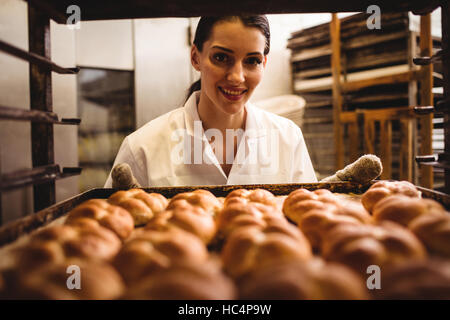 Ritratto di donna baker tenendo un vassoio di michetta Foto Stock