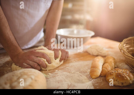 Sezione intermedia di baker impastare un impasto Foto Stock