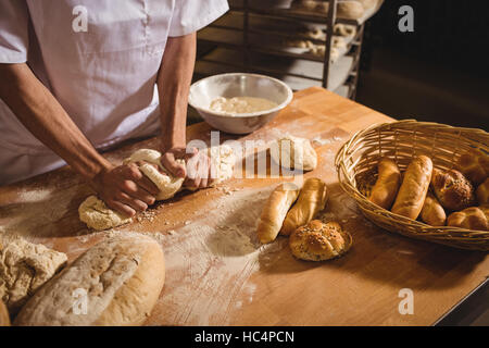 Sezione intermedia di baker impastare un impasto Foto Stock