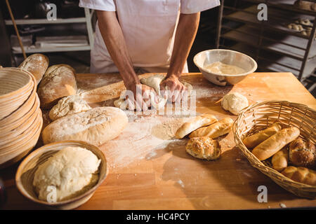 Sezione intermedia di baker impastare un impasto Foto Stock