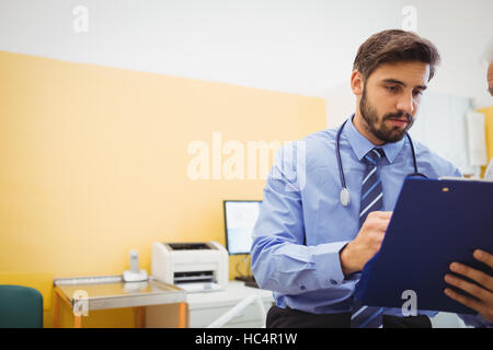 Paziente di consultare un dottore Foto Stock