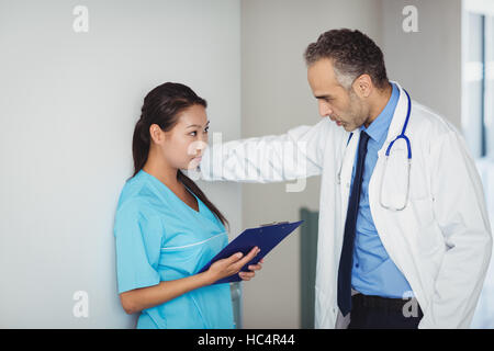 Medico interagendo con un infermiere Foto Stock