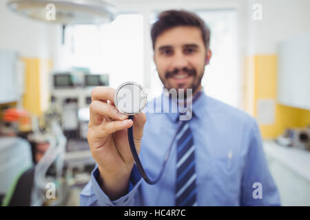 Ritratto di sorridere medico tenendo uno stetoscopio Foto Stock