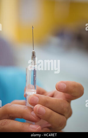 Close-up di medico donna tenendo una iniezione Foto Stock