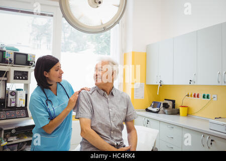 Femmina di medico e paziente interagire gli uni con gli altri Foto Stock